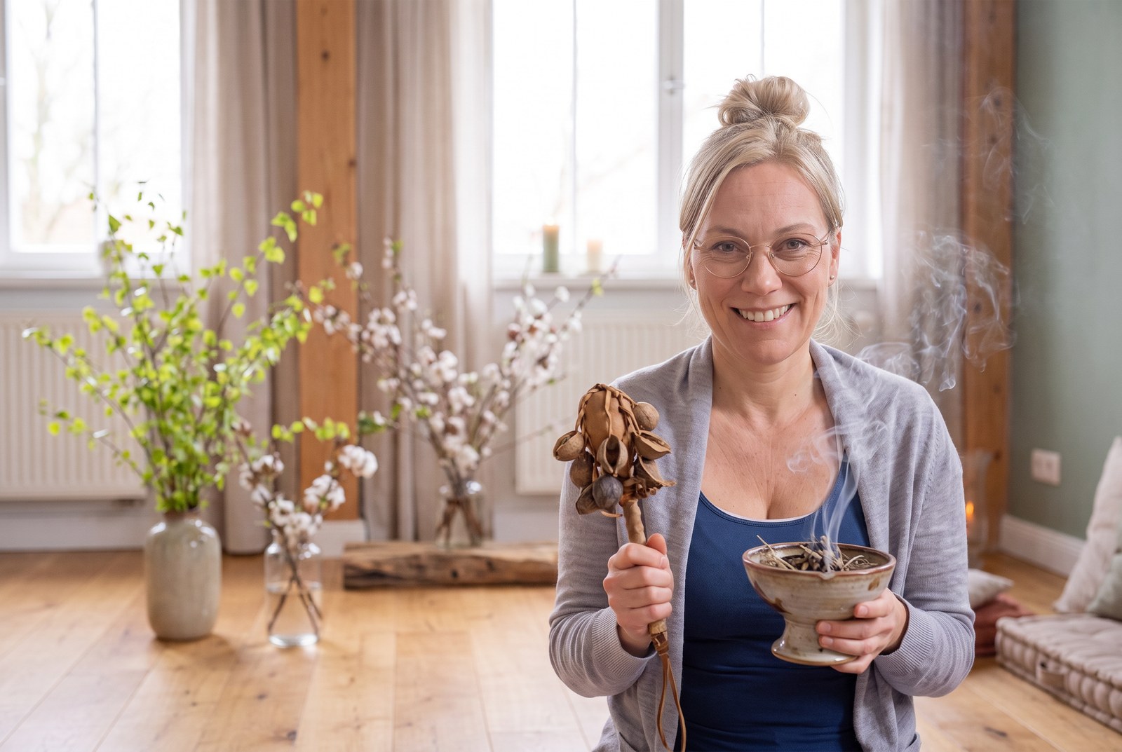Daniela beim Räuchern zur energetischen Reinigung
